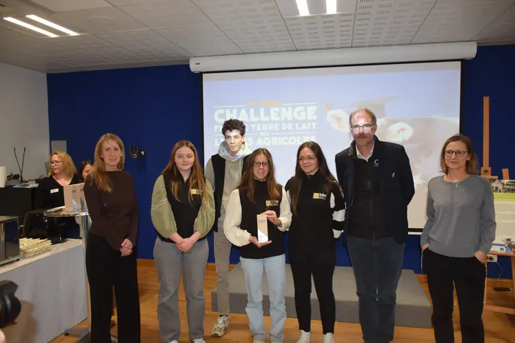 De gauche à droite : Caroline Le Poultier, directrice du Cniel ; Leelwen, Gabriel, Norah et Garance, étudiants à l’Iréo des Herbiers ; Mickaël Lamy et Marilyne Le Pape, président et directrice de l’Anicap.