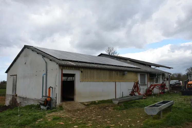 <em class="placeholder">Bâtiment abritant la chèvrerie et la fromagerie avec des panneaux photovoltaïques sur le toit</em>