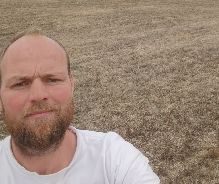 <em class="placeholder">Matthijs Bartels mi-septembre devant une prairie grillée </em>