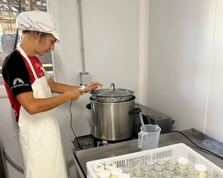 <em class="placeholder">Amélie Villette en fromagerie avec un pasteurisateur</em>