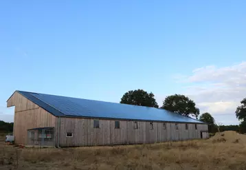 Les bâtiments agricoles se prêtent bien à l'installation de panneaux solaires, vu la surface de toiture qu'ils représentent. © B. Morel