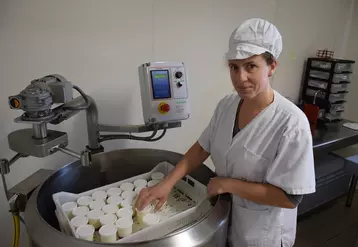 Les yaourts sont placés dans des caisses empilées dans la cuve chauffante servant à la fabrication des tommes. © D. Hardy