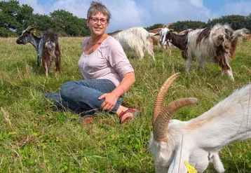 Laëtitia Benoît transforme le lait de ses chèvres des fossés en fromages et yaourts. © Keraden