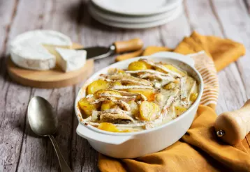 Le chèvre-boîte va se fondre entre les pommes de terre et sa croûte va gratiner en surface. © A. Orphelin/Anicap