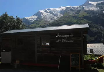 La fromagerie de Mademoiselle Clémence s'intègre parfaitement dans le paysage montagnard de Savoie et intrigue le flot de randonneurs qui passent sur le sentier à proximité. © B. Morel