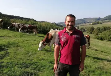 Les parcelles de Cédric Chalon sont d'abord pâturées par ces vaches avant de servir pour une enrubannage qui sera distribué aux chèvres. © C. Chalon