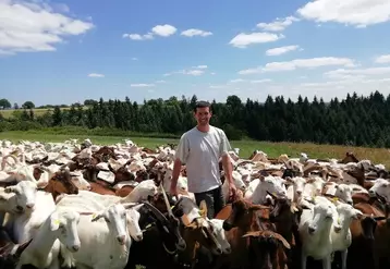 Le nouveau président de Capgenes, Fréderic Baudy, élève 500 chèvres de race Saanen et Alpine, en Gaec, en Aveyron. © Gaec des Petits Ruminants