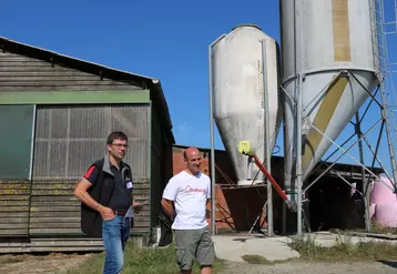 Chez Frédéric Richard, éleveur en Loire-Atlantique, le mélange céréalier et les cultures déshydratées sont stockés dans deux silos.