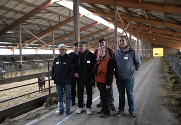 Aymeric Gerbaud (à d.), éleveur en Vendée, représentant de la filière caprine au syndicat Jeunes Agriculteurs, avec ses parents et frères, associés du Gaec le Barlimonalpe, et Jacky Salingardes, président de la Fnec, lors de l'assemblée générale 2022 de cette dernière.