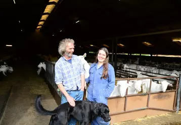 Steef et Ellen Oltheten, avec leur chien Tim, devant la chèvrerie. Installés il y a 25 ans dans l'est des Pays-Bas, le couple vient d'être récompensé par la qualité du lait livré.