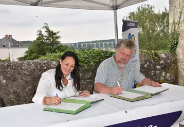 Temanuata Girard, vice-présidente de la région Centre-Val de Loire déléguée à l'agriculture et à l'alimentation, et Olivier Denis, président de l'AOP Pouligny Saint-Pierre ont signé le plan de filière local 2022-2026 à l'occasion des 50 ans de l'appellation.