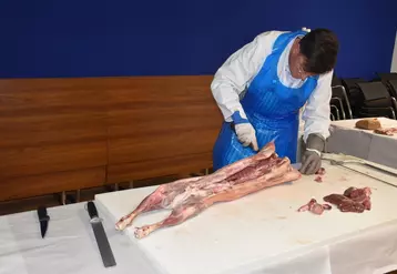 Les démonstrations de découpe sont toujours impressionnantes. Paul Tribot Laspière, du service qualité des carcasses et des viandes à l'Institut de l'élevage, a présenté les différentes modalités de présentation des morceaux.
