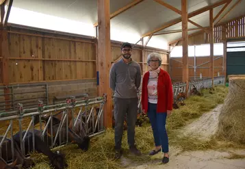 Sur la commune de Selles-Sur-Cher, Vincent et Marie-Frédérique Péré ont reconstruit un bel outil de travail après l'incendie, permettant d'élever plus de chèvres, avec une pénibilité réduite.