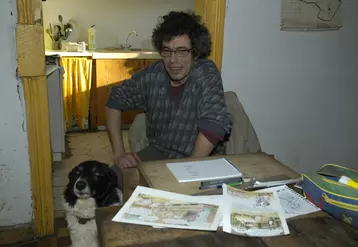 Alain Chrétien à sa table à dessin en février 2009