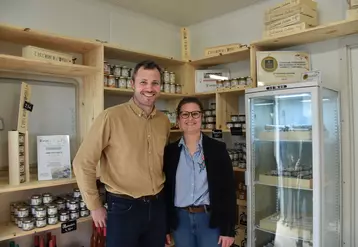 Sébastien Duboc, fondateur d'Amalt'Up, et sa compagne, Maeva Rouablé, dans la boutique de la ferme de La Biche qui commercialise maintenant les fromages de la fromagerie JC ...