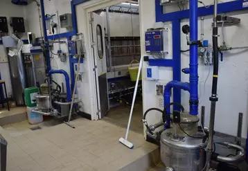 La ferme expérimentale caprine du Pradel (07) est équipée de deux salles de traite identiques en parallèle, permettant de comparer des procédures de nettoyage.