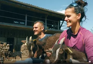 Mathias et Charline Chebrou, éleveurs de chevrettes Poitevines avec leurs chèvres