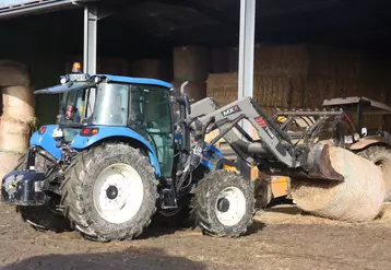 Tracteur transportant une botte de foin
