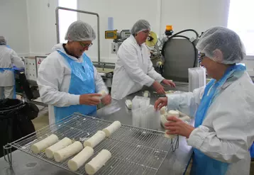 Fabrication de fromages de chèvre à la fromagerie de Celles-sur-Belle