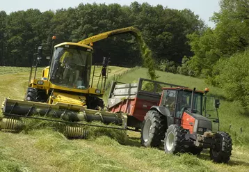chantier d'ensilage d'herbe / ensileuse de l'union de Cuma de l'Aveyron / RLE 205 / Ã©levage bovin  / alimentation / fourrage / tracteur et remorque / ensileuse