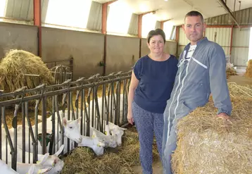 Magali et Christophe Bonneau dans leur chèvrerie