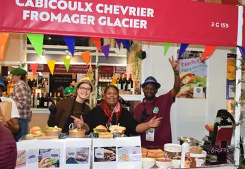 Johana Gollart Melia et deux étudiants au salon de l'agriculture 2025