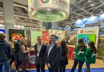 Pierre Martin et Cyril Cabrol devant le stand Eliance au salon de l'agriculture 2025