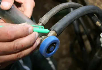 <em class="placeholder">Nettoyage des orifices calibrés sur une machine à traire</em>