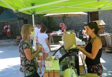 <em class="placeholder">Vente de fromages de chèvre sur un marché en été</em>