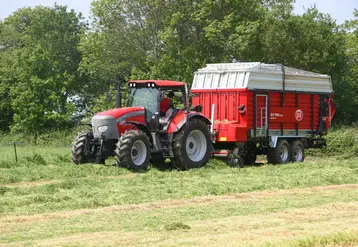 <em class="placeholder">Tracteur et remorque autochargeuse</em>