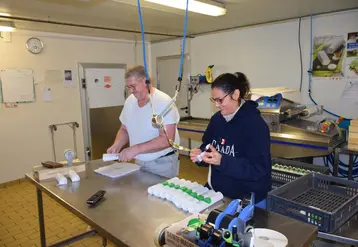 <em class="placeholder">emballage des fromages de chèvre fermiers </em>