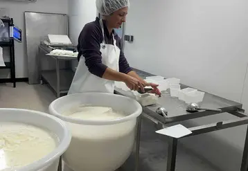 <em class="placeholder">Émilie Lagache dans sa fromagerie</em>