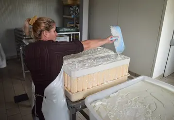 <em class="placeholder">Une fromagère moule ses fromages de chèvres en Indre-et-Loire.</em>
