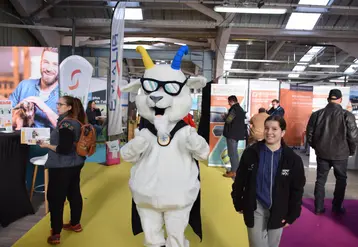 La mascotte dans les allées du salon Capr'Inov de Niort