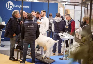 Exposant et clients lors du salon Capr'Inov 2023 à Niort