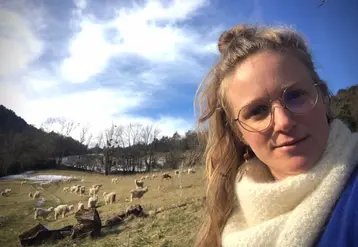 <em class="placeholder">Alice Fermant devant son troupeau d'angoras au pâturage</em>