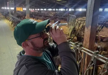 <em class="placeholder">Utilisation du réfractomètre dans la chèvrerie</em>