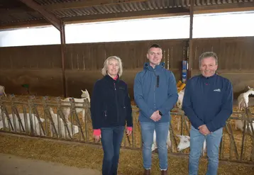<em class="placeholder">Christine, Raphaël et Philippe Monneau devant les chèvres</em>