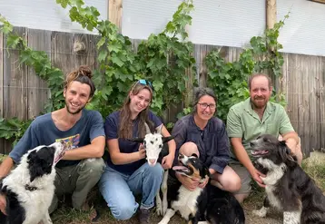 <em class="placeholder">Les associés et salariés de la ferme de la loge de printemps</em>