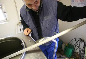 <em class="placeholder">Chauffeur ramasseur de lait au dessus d'un tank à lait de chèvre</em>