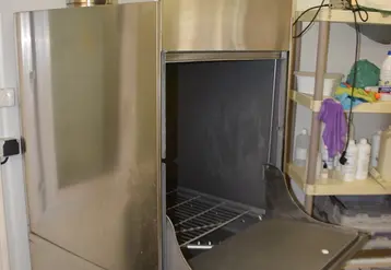 <em class="placeholder">lave-batterie dans une fromagerie fermière </em>