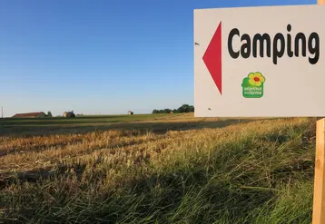 <em class="placeholder">Tourisme agricole. Pancarte de camping du réseau Bienvenue à la ferme. vacances à la campagne. accueil des touristes en zone rurale.</em>