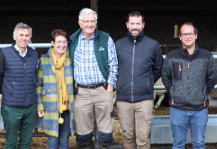 De gauche à droite : Clément Lebrun, élu Chambres ; Didier Pellerin, maire de la commune Les Monceaux (14) et élu de l'agglomération de Lisieux ; Carole et André Michel, cédants ; Alexandre Comte et Thibault Delabarre, repreneurs ; Béatrice Rodts, responsable de l'antenne de Lisieux des Chambres d'agriculture.