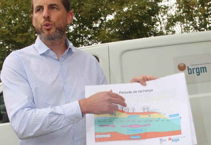 Après être tombée au sol, une goutte d'eau peut mettre de quelques jours à plusieurs années avant d'atteindre la nappe phréatique selon le BRGM.