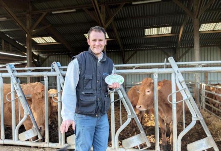 Xavier carré arbore fièrement le 1er prix naisseur du challenge
marge brute vaches allaitantes campagne 2019.