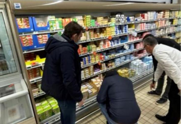 Relevé de prix en compagnie du directeur du supermarché Carrefour
d’Evreux.