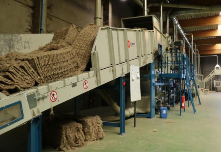 La ligne de teillage à étoupes est installée à la linière du Ressault, au Neubourg
