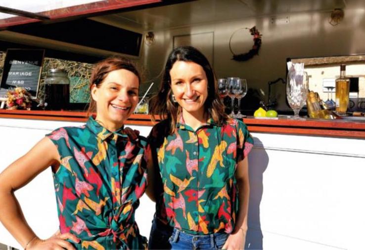 Les soeurs Hyest et leur caravane-bar vintage au service d'évènementiel comme les mariages ou les séminaires d'entreprises. Constance et sa soeur ont développé leur entreprise en créant en quelques années une gamme étendue de produits et services.