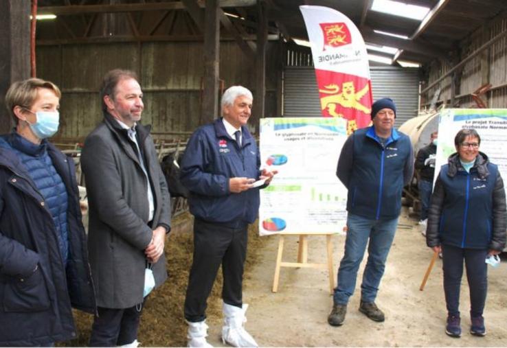 Clotilde Eudier (vice-présidente de la Région, Jean-Yves Heurtin (président de la Chambre d'agriculture 14), Hervé Morin (président de la Région) avec Régis et Anne-Marie Lebreton