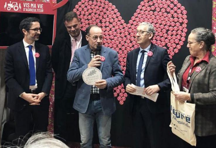 Remise de deux médailles d’argent à la SARL le Pressoir d’Or pour son cidre fermier demi-secs et son jus de pomme fermier.